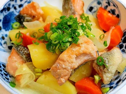 定番の肉じゃがに飽きたら!鮭じゃが